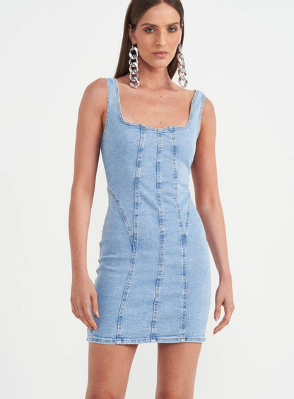 Vestido de jeans vaquero con cortes